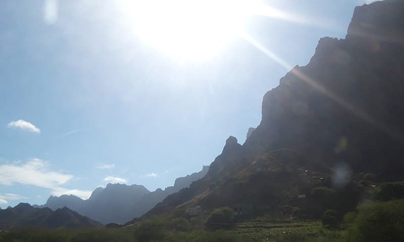 Une montagne dans l'ombre du soleil qui illumine, évoque le mystère, et l'histoire de cette île.