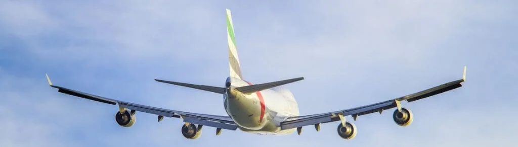 vol cap vert , un avion en plein ciel.