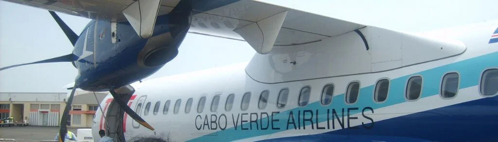 vol interne cap vert, un avion avec des passagers qui embarquent.