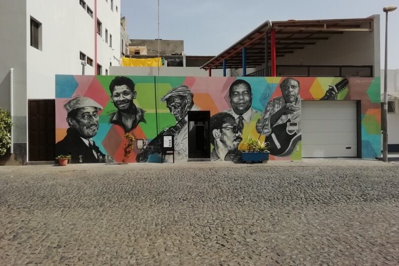celebres-artistes celebres artistes, une fresque sur un mur avec des portraits de personnes célèbre sur l'île