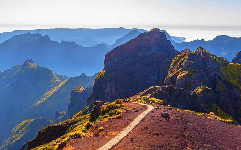 Une chaine montagneuse a madere, vue d'en haut, on voit l'horizon