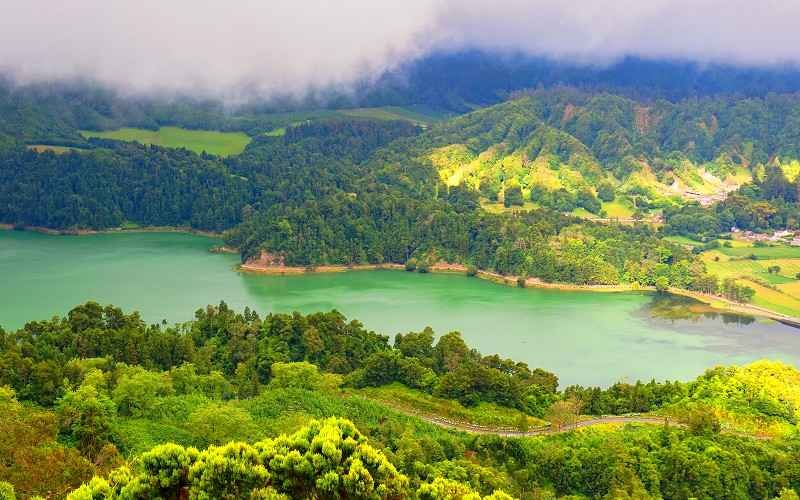 Magnifique lac entouré de vallons verdoyants aux acores