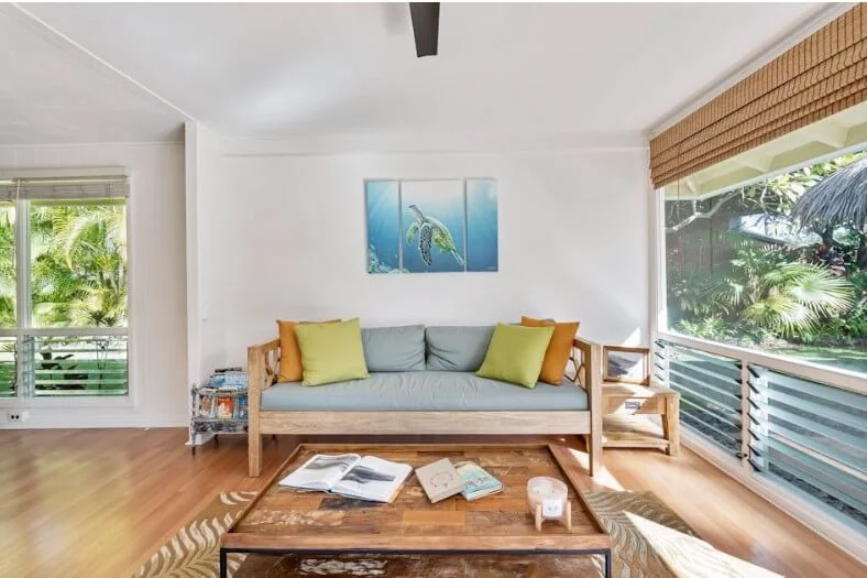 logement santo antao, un charmant appartement vue de l'intérieur avec grandes baies vitrées