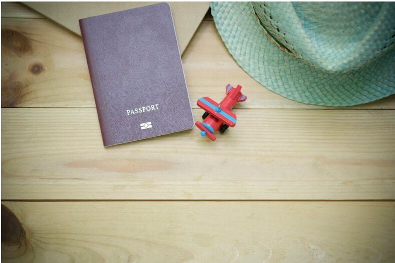 passeport-pour-le-cap-vert passeport pour le cap vert, un passeport posé sur une table avec des accessoires de voyage