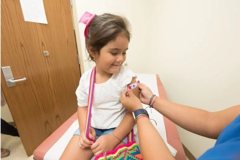 vaccins cap vert, une fillette vient de se faire vacciner on lui met un pansement