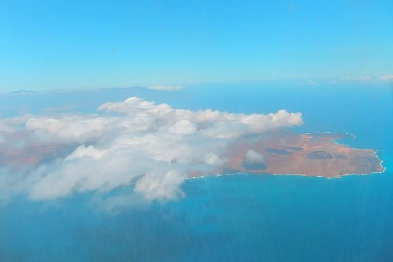 vol pour santo antao, l'île de Santo Antao vu d'un avion au dessus de la mer.