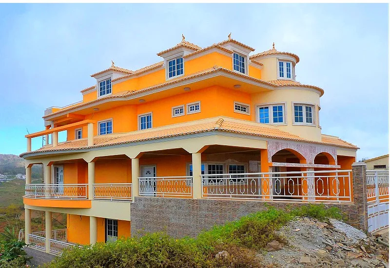 Une magnifique maison, couleur jaune avec des tourelles concernant le prix immobilier cap vert.