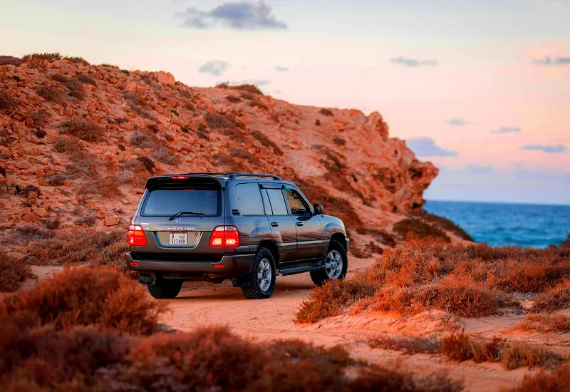 voiture de location garée près de la plage à santo antao
