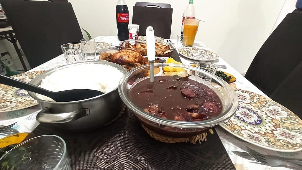 Feijoada-santo antao feijoada santo antao, une feijoada servie avec du riz et soda.