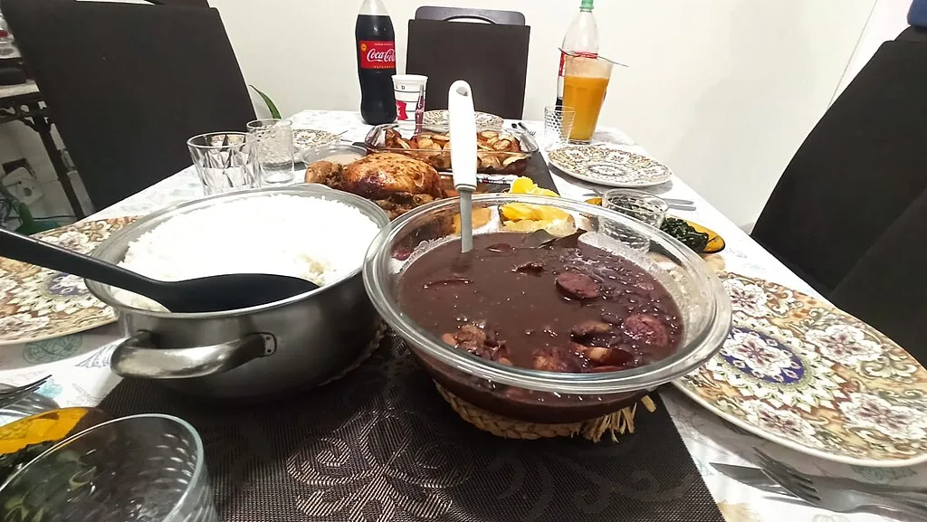 feijoada santo antao, une feijoada servie avec du riz et soda.