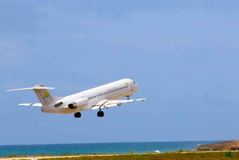 aeroport-santo-antao aeroport santo antao, un avion décolle en bord de mer.