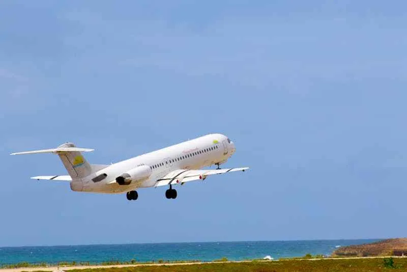 aeroport santo antao, un avion décolle en bord de mer.