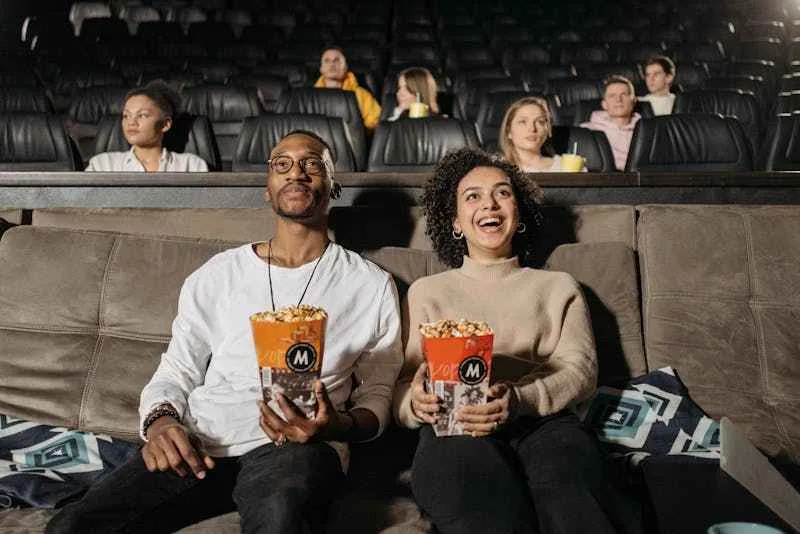 cinema capverdien, un couple metisse regarde un film au cinéma