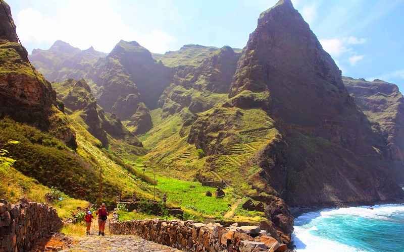 Deux randonneurs le long du littoral à Santo Antao, la montagne autour