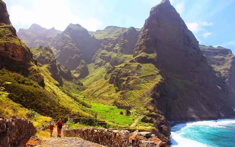 Deux randonneurs le long du littoral à Santo Antao, la montagne autour