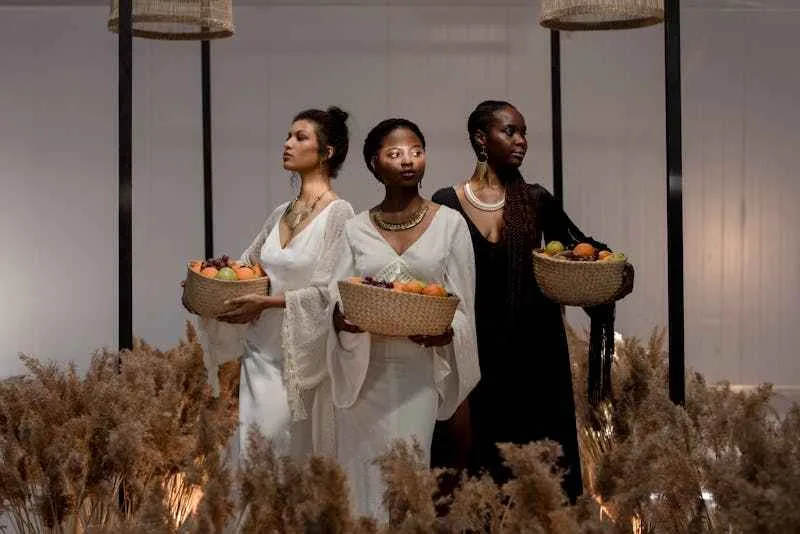 concours beaute cap vert, trois femmes noires avec bijoux et robe de soirées prennent la pose.