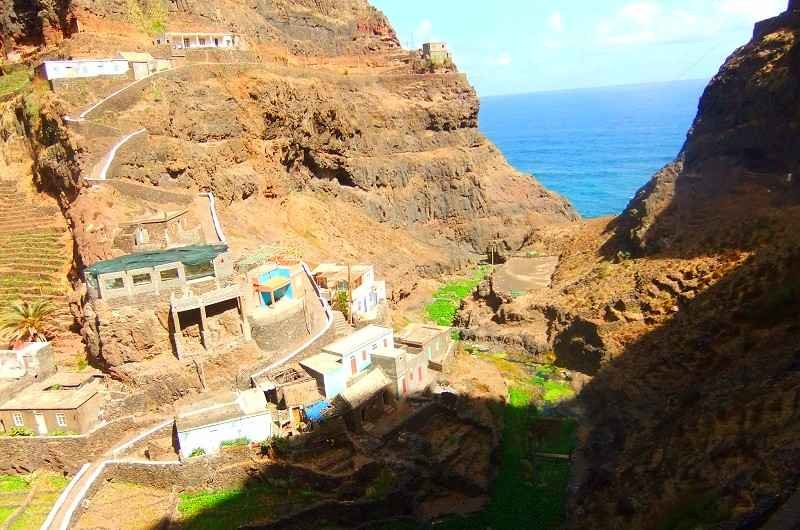 corvo-santo-antao corvo-santo-antao, le petit village en gros plan situé entre les montagne