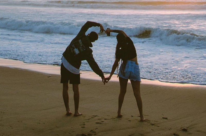 echapee-romantique-santo-antao Deux amoureux sur la plage de santo antao, forment un coeur avec leurs mains.