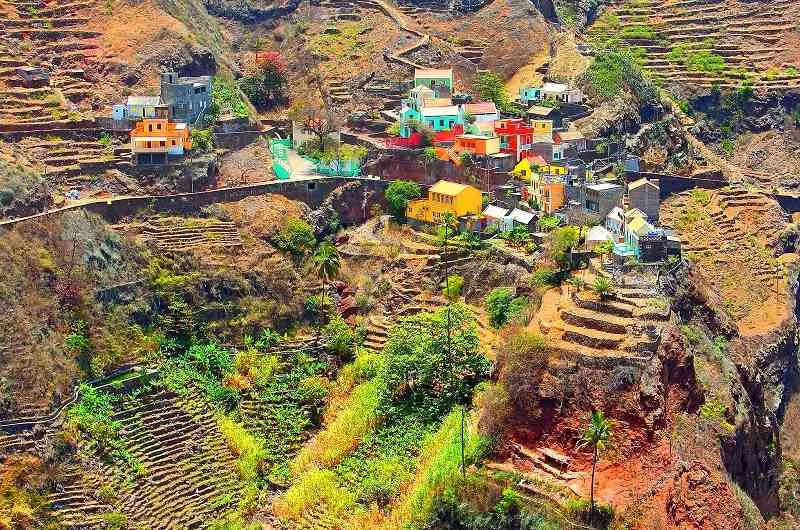 fontainhas, le village perché et coloré, très romantiqueen gros plan.