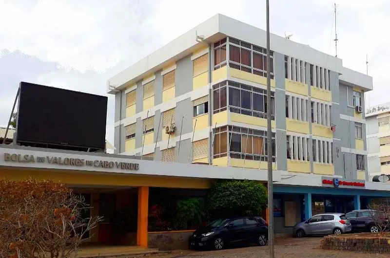 grandes villes cap vert, un immeuble en centre ville au Cap-Vert