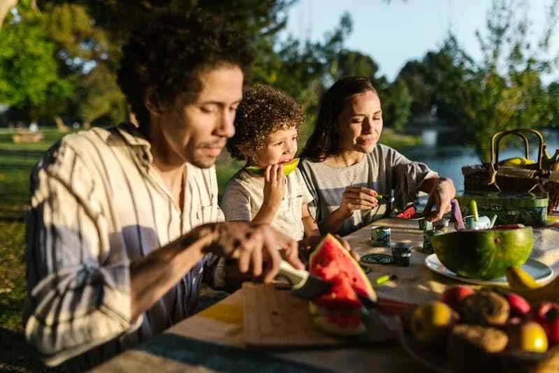 nom famille star santo antao, une famille capverdienne déjeune dehors