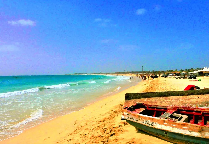 plage-au-cap-vert Une plage au cap vert avec une barque étendue sur le sable.