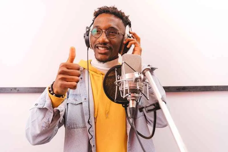 radio a ecouter cap vert, un homme capverdien chante en studio