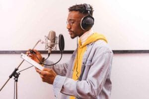 radio santo antao, un capverdien chante en direct d'une radio locale