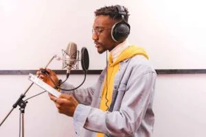 radio santo antao, un capverdien chante en direct d'une radio locale