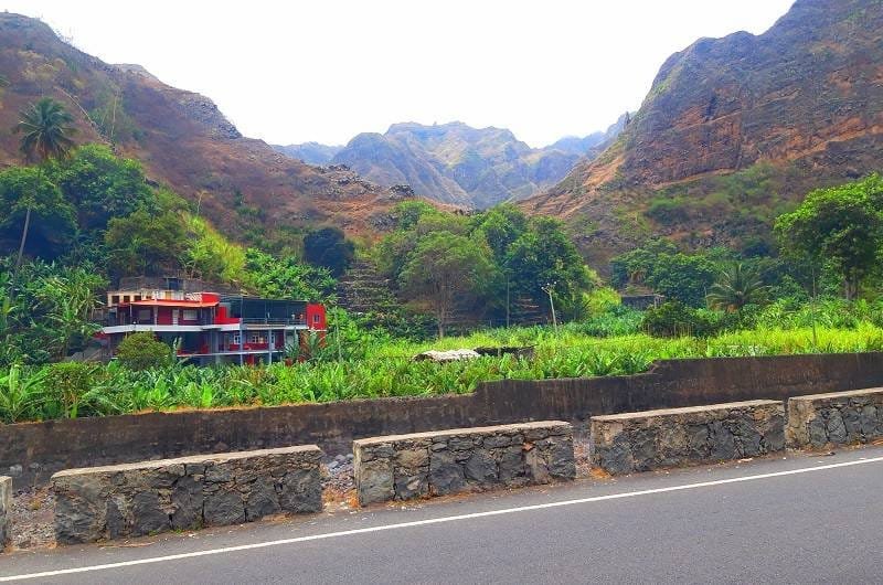 ribeira-da-torre ribeira da torre, une maison au milieu de la vallée.