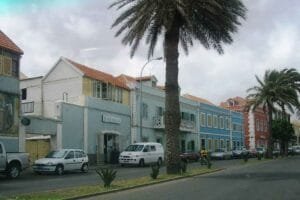 Une ville du cap vert, palmier et maisons colorées